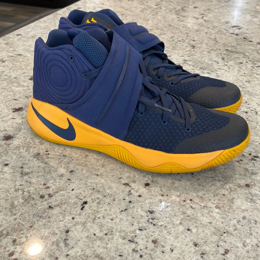 Kyrie Irving second signature shoe, like new!